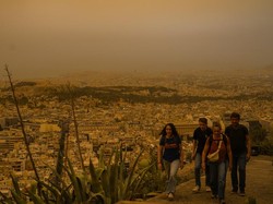 Kenapa Langit Athena Yunani Berubah Menjadi Oranye? Ini Penyebabnya