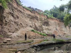 Polres Mojokerto Salurkan Bantuan 8 Keluarga Terdampak Tanah Longsor