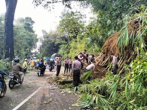 Jalur Tasik-Garut Tersendat gegara Longsor