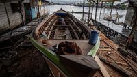 Melihat Langsung Pembuatan Perahu Tradisional di Kalimantan