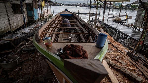 Melihat Langsung Pembuatan Perahu Tradisional di Kalimantan
