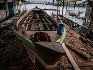 Melihat Langsung Pembuatan Perahu Tradisional di Kalimantan
