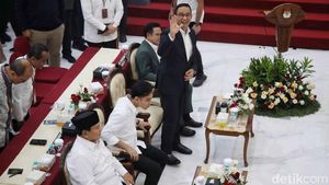 Senyum Anies Saat Hadiri Penetapan Presiden-Wakil Presiden Terpilih