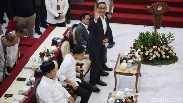 Senyum Anies Saat Hadiri Penetapan Presiden-Wakil Presiden Terpilih