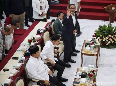 Senyum Anies Saat Hadiri Penetapan Presiden-Wakil Presiden Terpilih