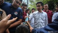 Momen Gibran Blusukan-Bagi Susu Gratis di Rusun Muara Baru