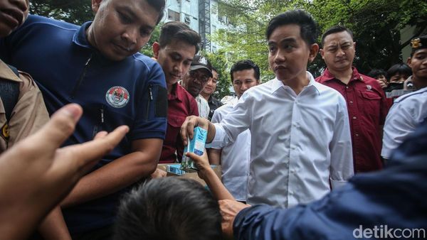 Momen Gibran Blusukan-Bagi Susu Gratis di Rusun Muara Baru