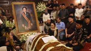 Foto Mooryati Soedibyo Meninggal, Jokowi Takziah Hingga Dilepas Secara Militer