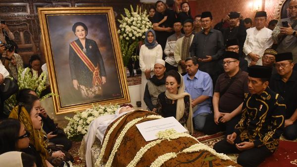 Foto Mooryati Soedibyo Meninggal, Jokowi Takziah Hingga Dilepas Secara Militer
