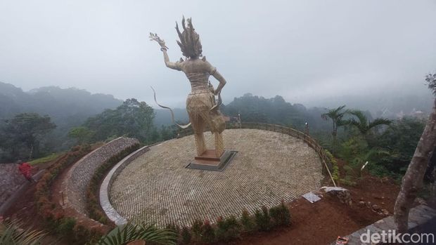 Patung Dewi Kencana di Pakis Hilss Puncak, Bogor yang ditolak warga.