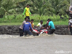 Nekat Terabas Sungai Regoyo, Pengendara Motor Terseret Banjir Lahar Semeru