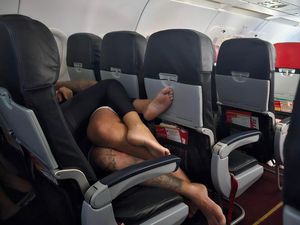 Waduh, Sepasang Penumpang Tiduran dan Pelukan di Pesawat