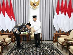 Momen Wapres Termuda-Tertua dalam Sejarah Bertemu, Gibran Cium Tangan Maruf