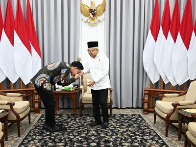 Potret Gibran Cium Tangan dan Dengarkan Wejangan Maruf Amin