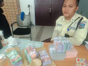 Petugas Keamanan Temukan Tas Berisi Rp 24 Juta di Stasiun KAI Bandara Medan Petugas Keamanan Temukan Tas Berisi Rp 24 Juta di Stasiun KAI Bandara Medan