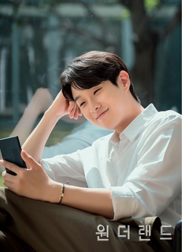 Potret Choi Woo Shik dalam poster karakter film 'Wonderland'