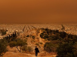 Fenomena Unik! Langit di Yunani Berubah Menjadi Oranye Gelap bak di Mars