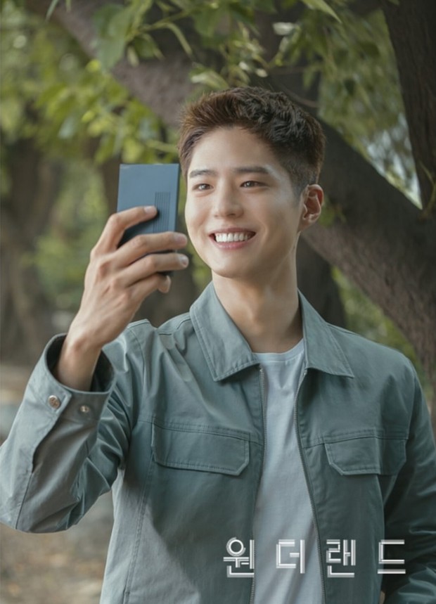 Potret Park Bo Gum dalam poster karakter film 'Wonderland'