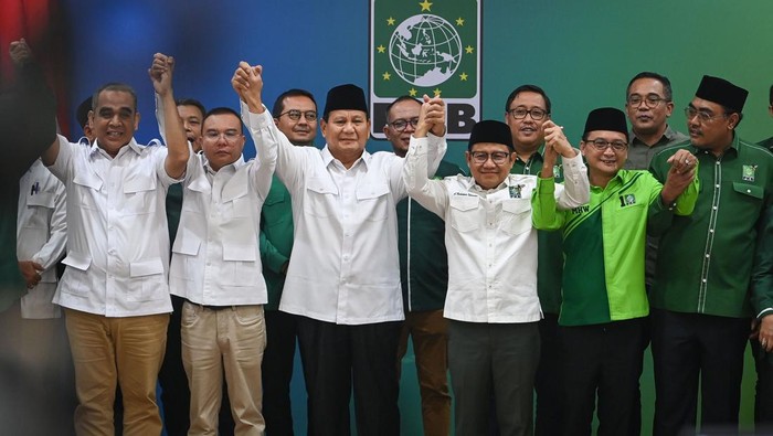 Presiden terpilih periode 2024-2029 Prabowo Subianto (kiri) dan Ketua Umum Partai Kebangkitan Bangsa (PKB) Muhaimin Iskandar (kanan) menyampaikan keterangan kepada wartawan usai melakukan pertemuan di Kantor DPP PKB, Jakarta, Rabu (24/4/2024).  Usai pertemuan tersebut Prabowo mengatakan PKB tetap ingin bekerjasama dengan dirinya dan Partai Gerindra meski sebelumnya dalam Pilpres 2024 berada di kubu berseberangan. ANTARA FOTO/Aditya Pradana Putra/wpa.