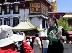 Geliat Turis China Keliling Dunia Lagi