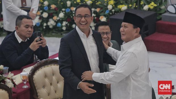 Prabowo Subianto menyapa Anies Baswedan saat mengikuti rapat pleno terbuka penetapan pasangan calon Presiden dan Wakil Presiden terpilih Pemilu 2024 di depan Gedung Komisi Pemilihan Umum (KPU), Jakarta, Rabu (24/4/2024). (CNN Indonesia/Adhi Wicaksono)