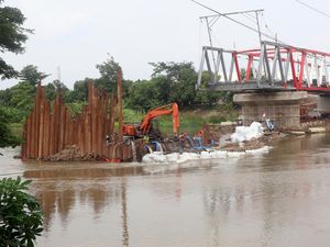 Progres Pembangunan Jembatan Jongbiru Kediri Molor hingga Juni 2024