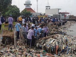 Bupati Pandeglang dan Warga Bersihkan Pantai Teluk yang Disorot Penuh Sampah Bupati Pandeglang dan Warga Bersihkan Pantai Teluk yang Disorot Penuh Sampah