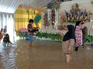 Pengantin di Luwu Utara Tetap Gelar Pesta Pernikahan di Tengah Banjir