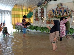 Pengantin di Luwu Utara Tetap Gelar Pesta Pernikahan di Tengah Banjir