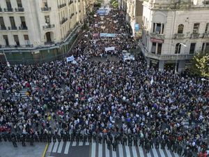 Demo di Argentina Ricuh, Polisi Tembakkan Gas Air Mata-Water Canon