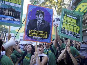 Ribuan Orang di Argentina Demo Menentang Pemotongan Anggaran Universitas