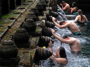 8 Tempat Melukat di Bali, Serta Mengenal Tradisi dan Jenisnya 8 Tempat Melukat di Bali, Serta Mengenal Tradisi dan Jenisnya