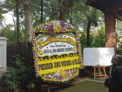 Karangan Bunga dari Jokowi-Heru Budi Berjejer di Rumah Duka Mooryati Soedibyo