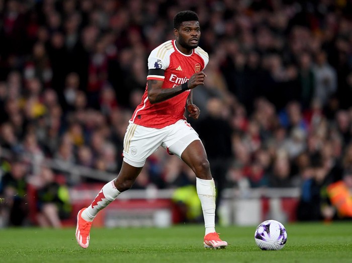 LONDON, ENGLAND - APRIL 23: Thomas Partey of Arsenal runs with the ball during the Premier League match between Arsenal FC and Chelsea FC at Emirates Stadium on April 23, 2024 in London, England. (Photo by David Price/Arsenal FC via Getty Images)