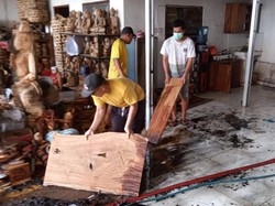Usaha Kerajinan Patung Budha di Gianyar Terbakar, Kaki Pekerja Tersambar Api