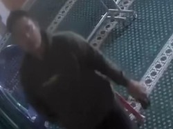 Pria Terekam CCTV Mau Curi Kotak Amal di Musala Beji Depok, Pelaku Diburu
