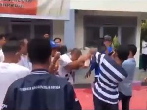 Heboh Wakil Dekan FKIP Unpatti Ambon Ngamuk-Banting Mikrofon Pendemo Heboh Wakil Dekan FKIP Unpatti Ambon Ngamuk-Banting Mikrofon Pendemo