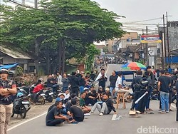 Sempat Blokir Jalan, Massa Aksi Lawan Dugaan Pungli di Sukabumi Bubar
