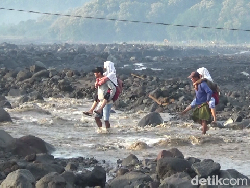 Perjuangan Ayah Gendong Anaknya Sekolah Terjang Aliran Lahar Semeru