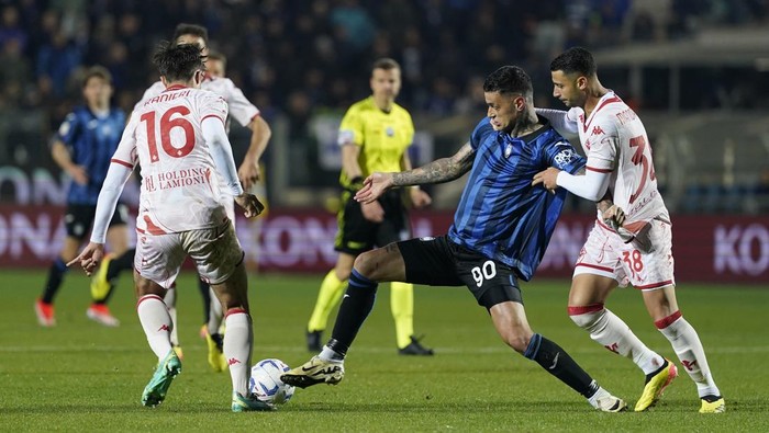 BERGAMO, ITALY - APRIL 24:  (L-R) Gianluca Scamacca of Atalanta BC competes for the ball withRolando Mandragora of ACF Fiorentina during the Coppa Italia Semi-final second leg match between  Atalanta and ACF Fiorentina at Stadio Atleti Azzurri dItalia on April 24, 2024 in Bergamo, Italy. (Photo by Pier Marco Tacca/Getty Images)