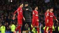 Klopp tampak menenangkan Nunez, yang terlihat jelas tidak puas, di akhir laga. Foto: Offside via Getty Images/Daniel Chesterton/Offside