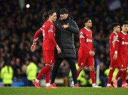 Klopp tampak menenangkan Nunez, yang terlihat jelas tidak puas, di akhir laga. Foto: Offside via Getty Images/Daniel Chesterton/Offside