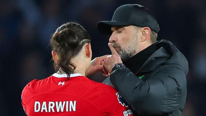 LIVERPOOL, ENGLAND - APRIL 24: Jurgen Klopp, manager of Liverpool, gestures to Darwin Nunez of Liverpool to be quiet after the Premier League match between Everton FC and Liverpool FC at Goodison Park on April 24, 2024 in Liverpool, England. (Photo by James Gill - Danehouse/Getty Images)