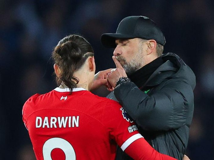 LIVERPOOL, ENGLAND - APRIL 24: Jurgen Klopp, manager of Liverpool, gestures to Darwin Nunez of Liverpool to be quiet after the Premier League match between Everton FC and Liverpool FC at Goodison Park on April 24, 2024 in Liverpool, England. (Photo by James Gill - Danehouse/Getty Images)