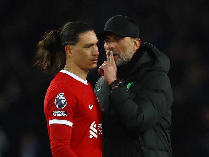 Soccer Football - Premier League - Everton v Liverpool - Goodison Park, Liverpool, Britain - April 24, 2024 Liverpool's Darwin Nunez and manager Juergen Klopp look dejected after the match Action Images via Reuters/Lee Smith NO USE WITH UNAUTHORIZED AUDIO, VIDEO, DATA, FIXTURE LISTS, CLUB/LEAGUE LOGOS OR 'LIVE' SERVICES. ONLINE IN-MATCH USE LIMITED TO 45 IMAGES, NO VIDEO EMULATION. NO USE IN BETTING, GAMES OR SINGLE CLUB/LEAGUE/PLAYER PUBLICATIONS.