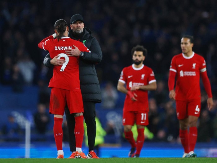 Soccer Football - Premier League - Everton v Liverpool - Goodison Park, Liverpool, Britain - April 24, 2024 Liverpool's Darwin Nunez and manager Juergen Klopp look dejected after the match Action Images via Reuters/Lee Smith NO USE WITH UNAUTHORIZED AUDIO, VIDEO, DATA, FIXTURE LISTS, CLUB/LEAGUE LOGOS OR 'LIVE' SERVICES. ONLINE IN-MATCH USE LIMITED TO 45 IMAGES, NO VIDEO EMULATION. NO USE IN BETTING, GAMES OR SINGLE CLUB/LEAGUE/PLAYER PUBLICATIONS.