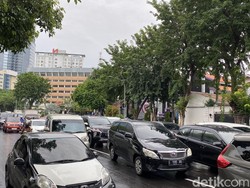 Demo Warga Penghuni Rusun di Grahadi Bikin Lalin Padat Merambat