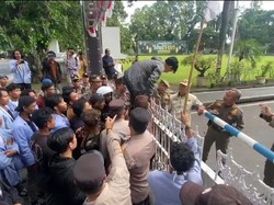 Blokir Jalan-Pukul Kapolsek Mataram, Enam Mahasiswa Demo Ditangkap