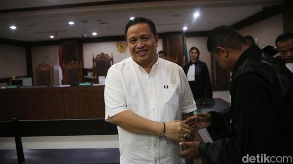 Ekspresi Bupati Muna Laode Rusman Divonis 3 Tahun Bui dalam Kasus Suap