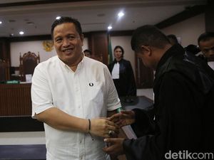 Ekspresi Bupati Muna Laode Rusman Divonis 3 Tahun Bui dalam Kasus Suap Ekspresi Bupati Muna Laode Rusman Divonis 3 Tahun Bui dalam Kasus Suap